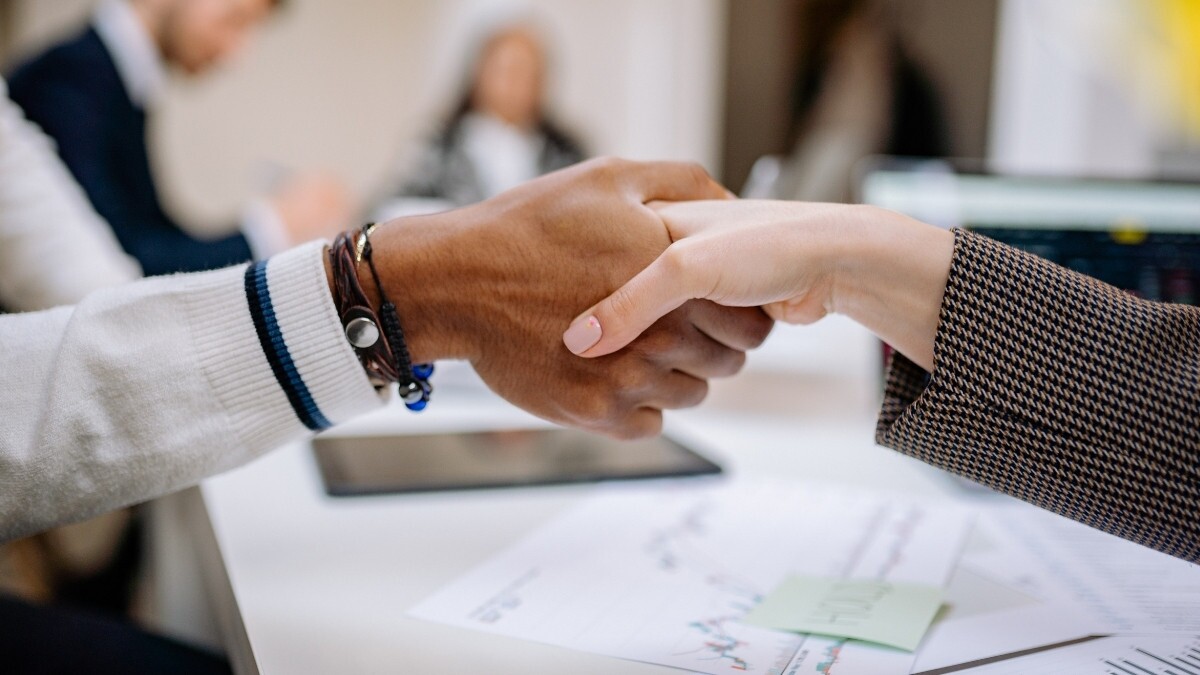 employee and an hr doing a handshake